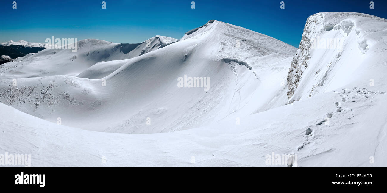 Montañas invernales ridge con saliente nieve tapas en el cielo azul de fondo (Ucrania, los Cárpatos, Blyznycja , Svydovets Gama Mount). Foto de stock