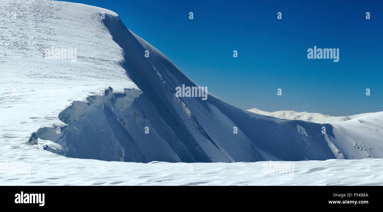 Montañas invernales ridge con saliente nieve tapas en el cielo azul de fondo (Ucrania, Cárpatos Svydovets, Rango, Blyznycja Mount). Foto de stock