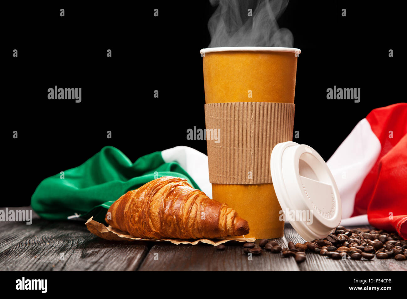 https://c8.alamy.com/compes/f54cpb/el-cafe-en-una-taza-de-papel-f54cpb.jpg