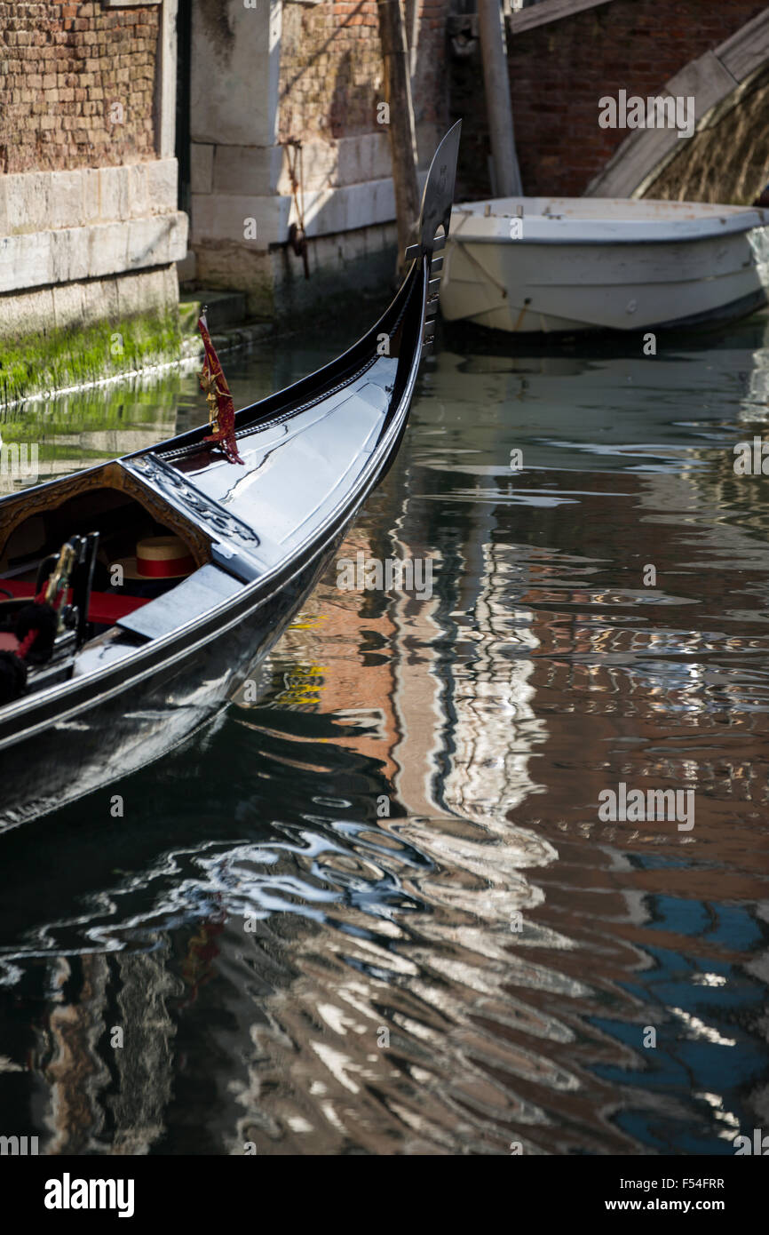 Reflexiones en canal de Venecia, Italia Foto de stock