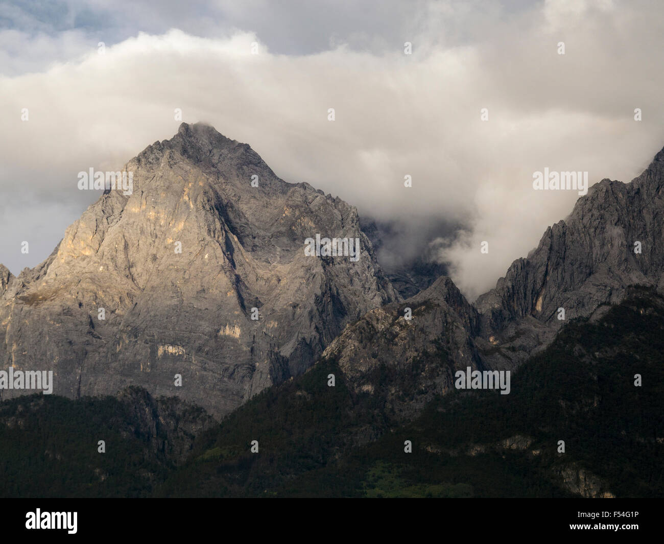 Hermoso paisaje de haba nieve pico montañoso Foto de stock