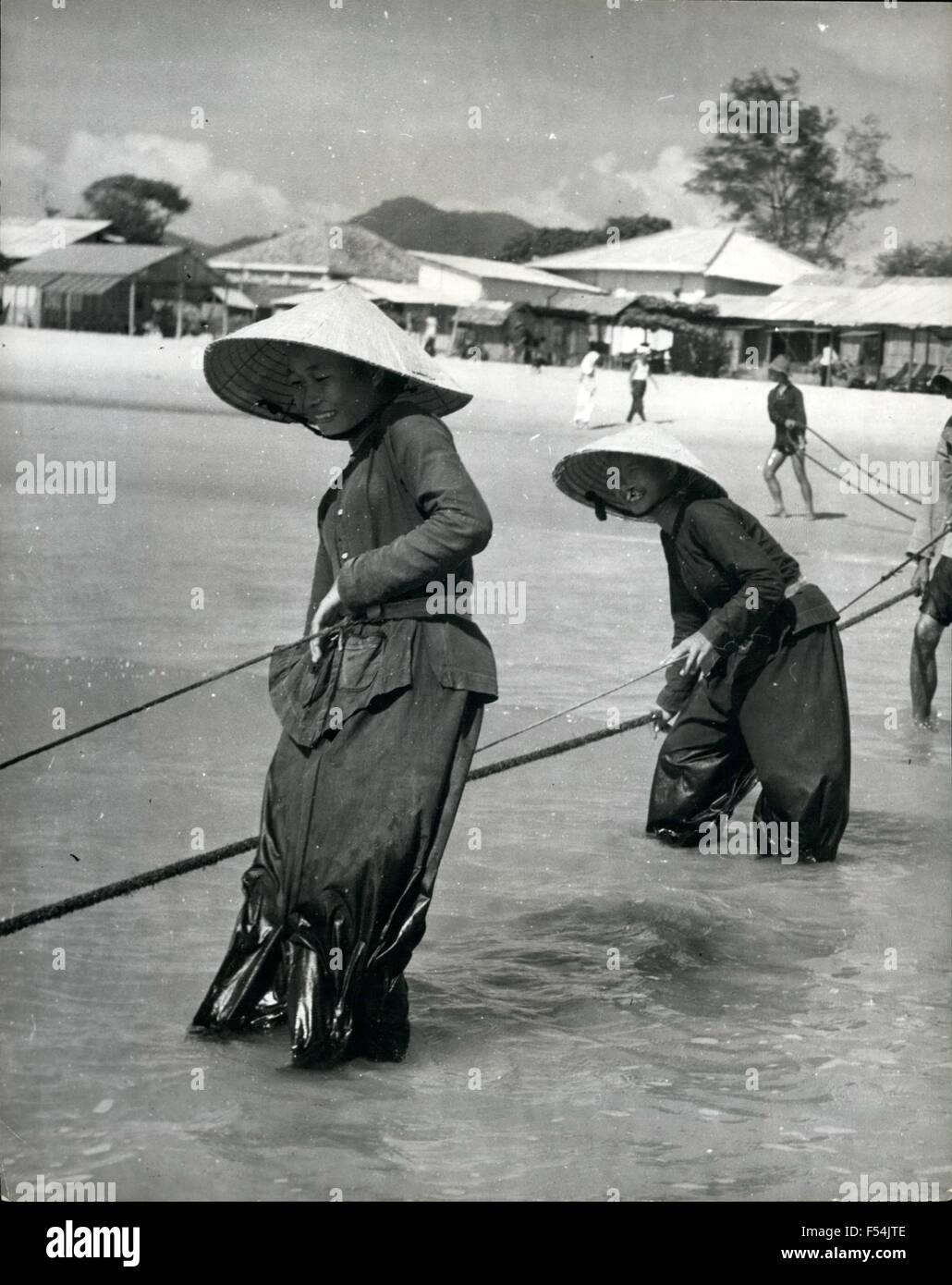 1972 - las niñas de acarreo de Indochina septentrional en las redes. Los refugiados procedentes de su propio medio del país, estas chicas son parte de un emprendimiento cooperativo de refugiados con una enorme red de pesca que toma varias horas para transportar en con la marea. Recompensas por este duro trabajo son pocos, pero constituyen uno de los únicos medios de ganarse la vida, sino que vive de la caridad. Horas de trabajo agotador para una nueva chelines por valor de peces. La guerra de Indochina los refugiados ganarse la vida mediante redes de cooperación. Triste reliquia de la amarga lucha entre comunistas y anticomunistas en la Indochina Francesa hoy en día son los refugiados que huyeron al sur de t Foto de stock