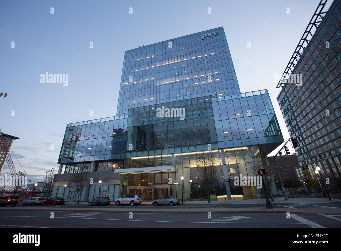 Edificio de la oficina de Boston de vidrio de PWC Foto de stock