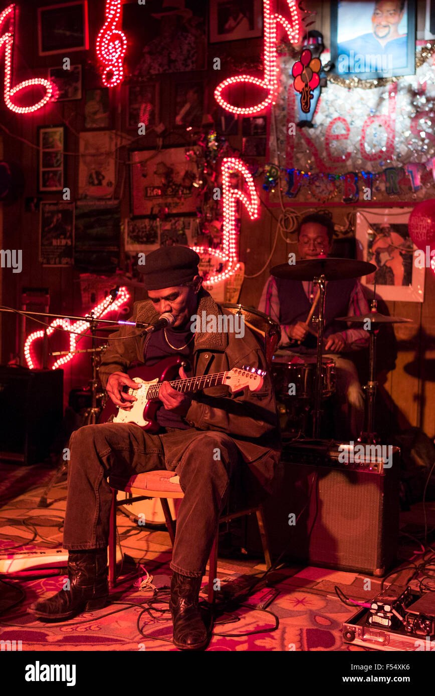 Blues Band, guitarrista, batería, voz en vivo en el escenario en Red's Lounge Club de Blues en Clarksdale, Mississippi, EE.UU. Foto de stock