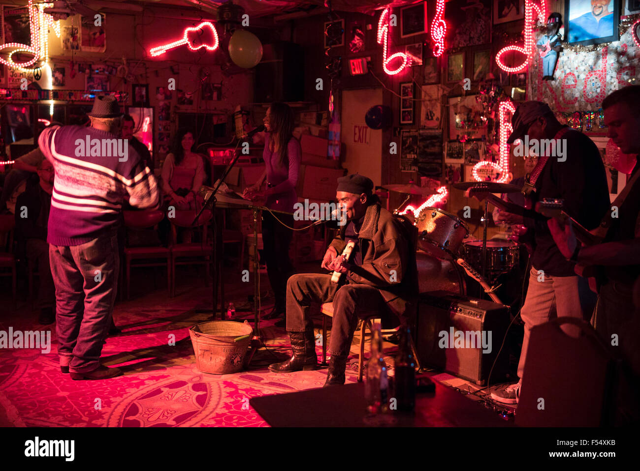 Blues Band, guitarrista, batería, voz en vivo en el escenario en Red's Lounge Club de Blues en Clarksdale, Mississippi, EE.UU. Foto de stock