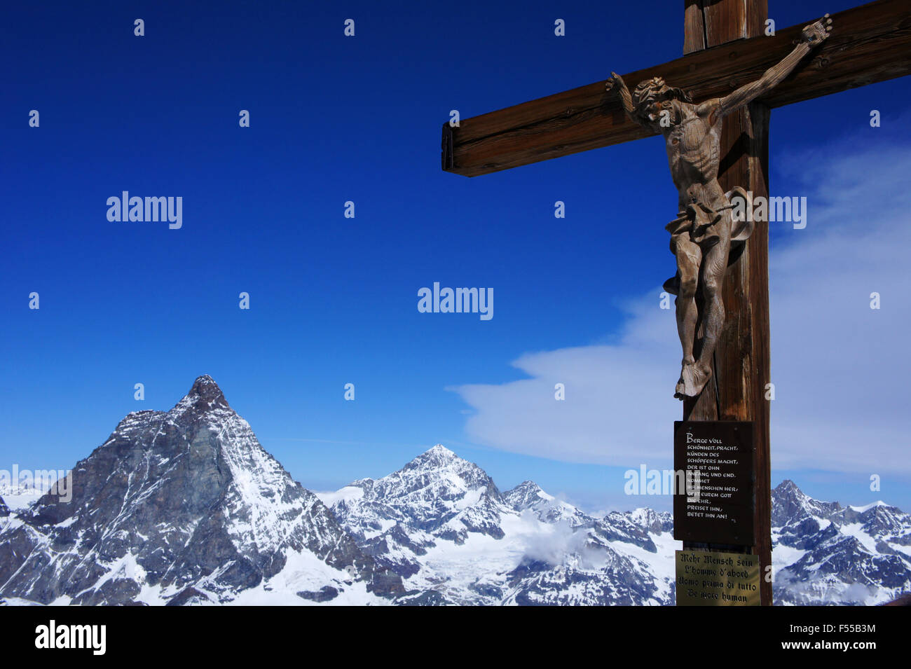 Cruz con Jesús estatua en cumbre de Klein Matterhorn con Matterhorn (l), Zermatt, Suiza Alpes, Valais, Wallis, Suiza Foto de stock