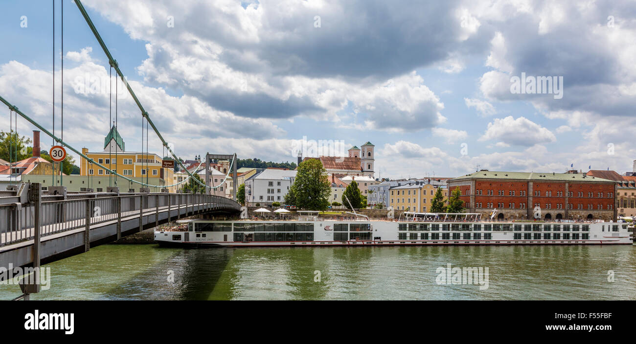El río Danubio que pasa de la ciudad alemana de Passau, Baja Baviera  Fotografía de stock - Alamy