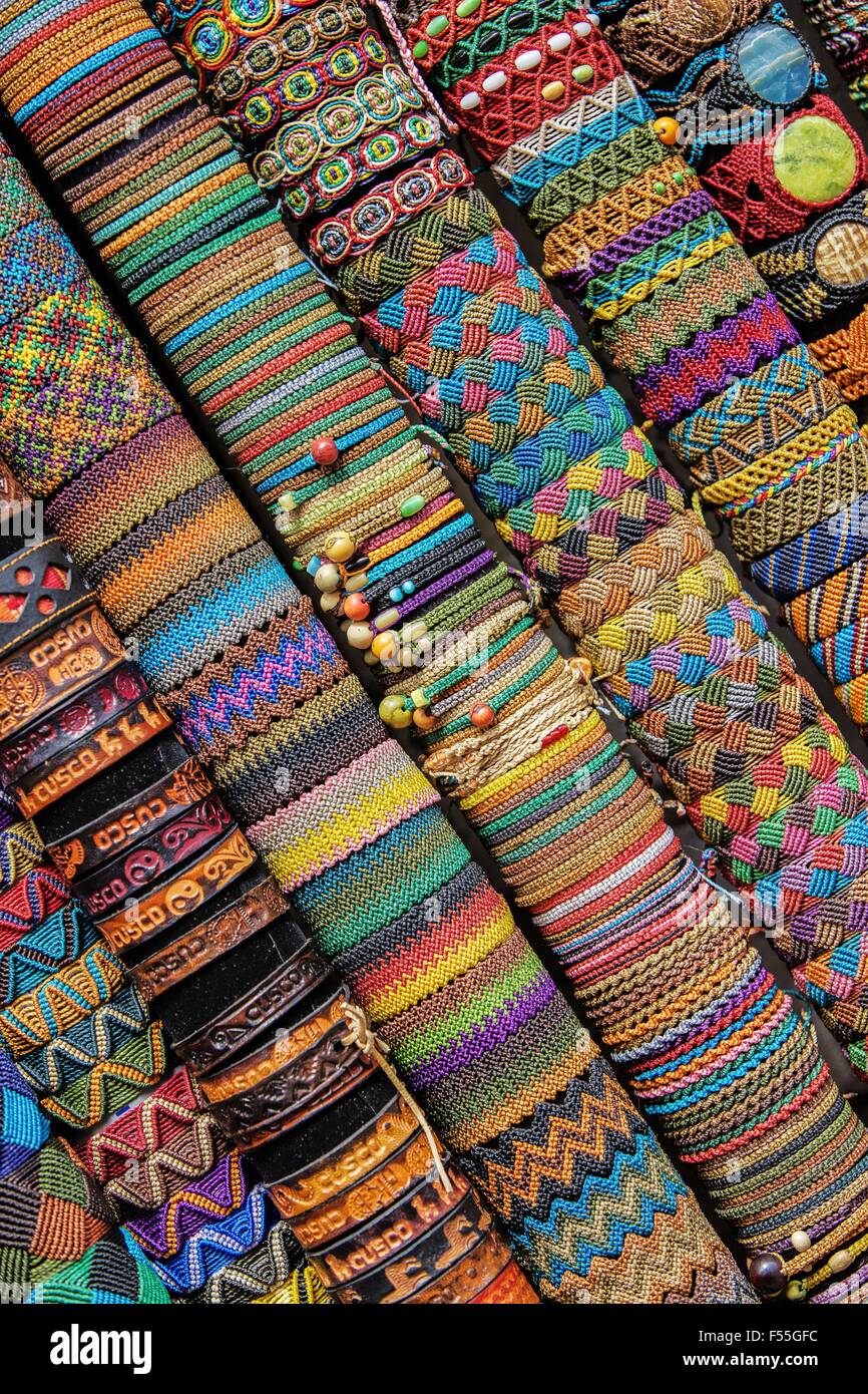 Pulseras artesanales en el mercado peruano, Cuzco, Perú, América del Sur  Fotografía de stock - Alamy