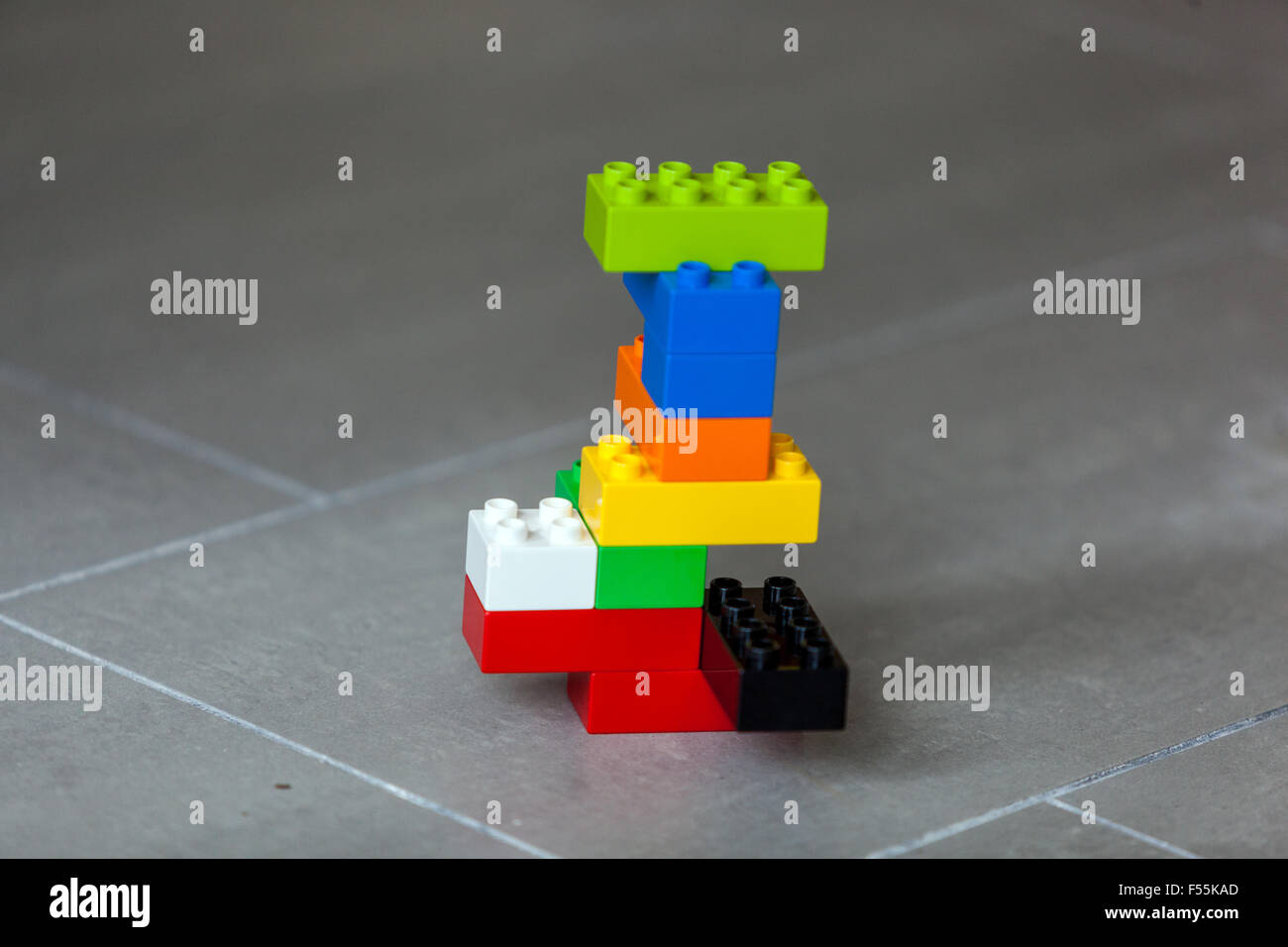 Cubos de plástico, un juego que se desarrolla la creatividad e imaginación. Foto de stock