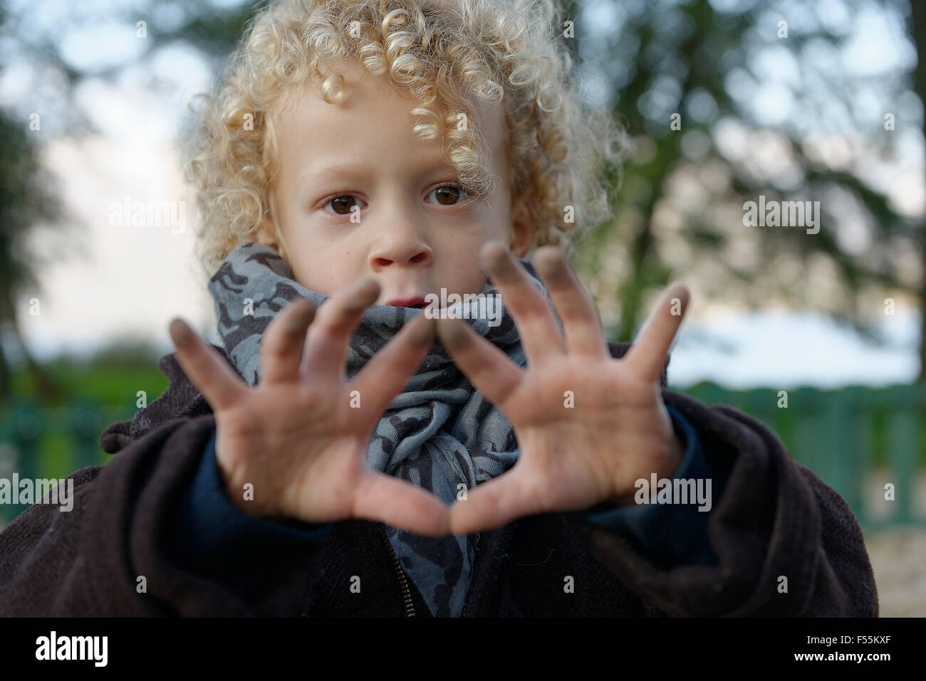 Little Boy rubia mostrando sus manos sucias Foto de stock