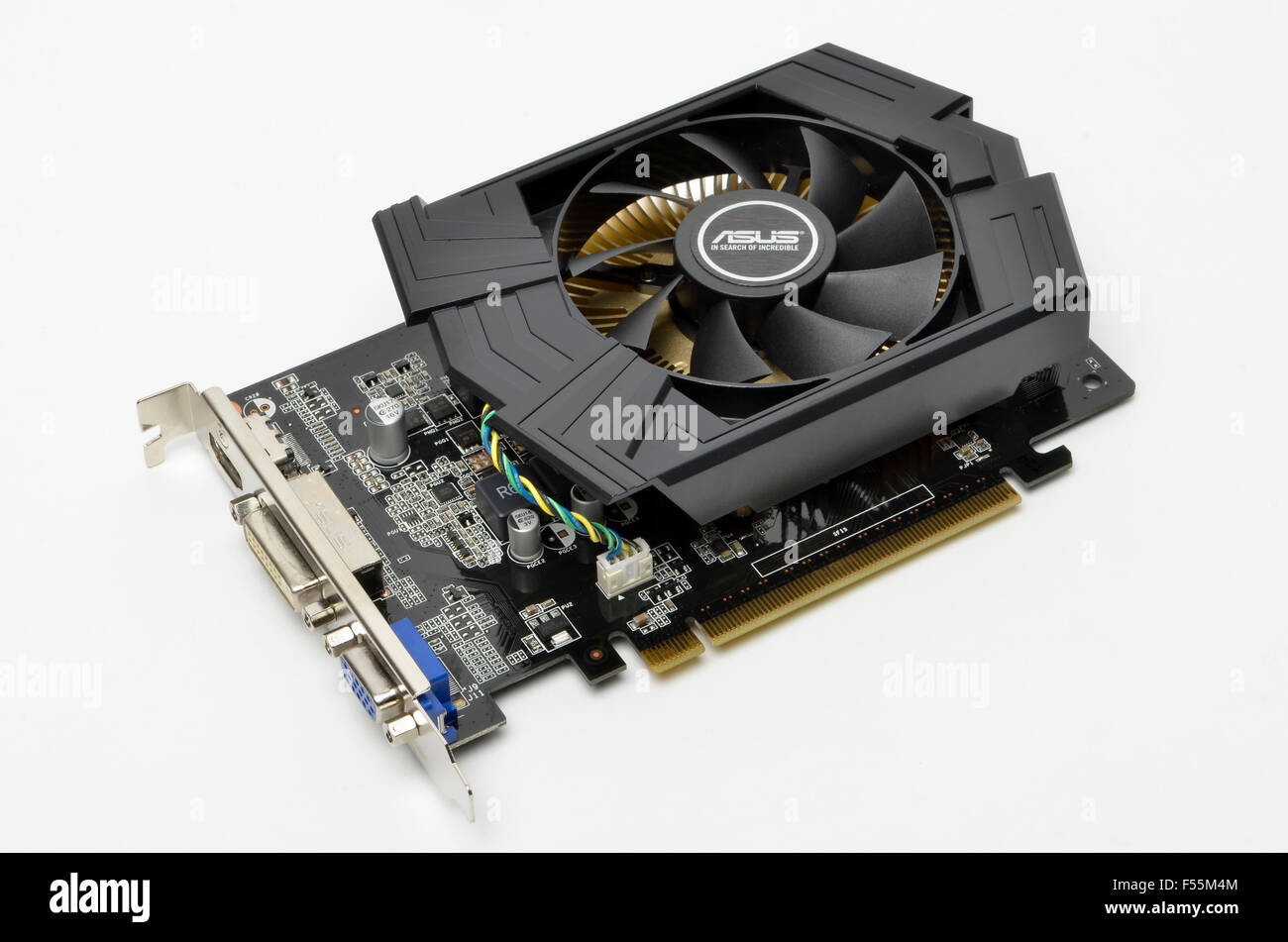 ASUS Nvidia GeForce GT 740 OC overclocked tarjeta de gráficos de  rendimiento sobre un fondo blanco Fotografía de stock - Alamy