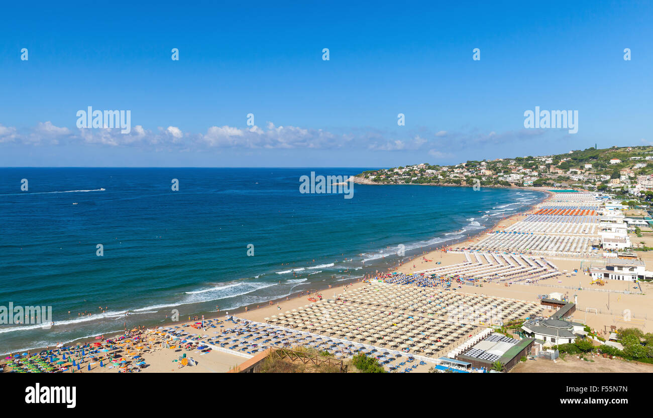 El paisaje de la costa del Mar Mediterráneo. Amplia playa pública de la ciudad de Gaeta, Italia Foto de stock