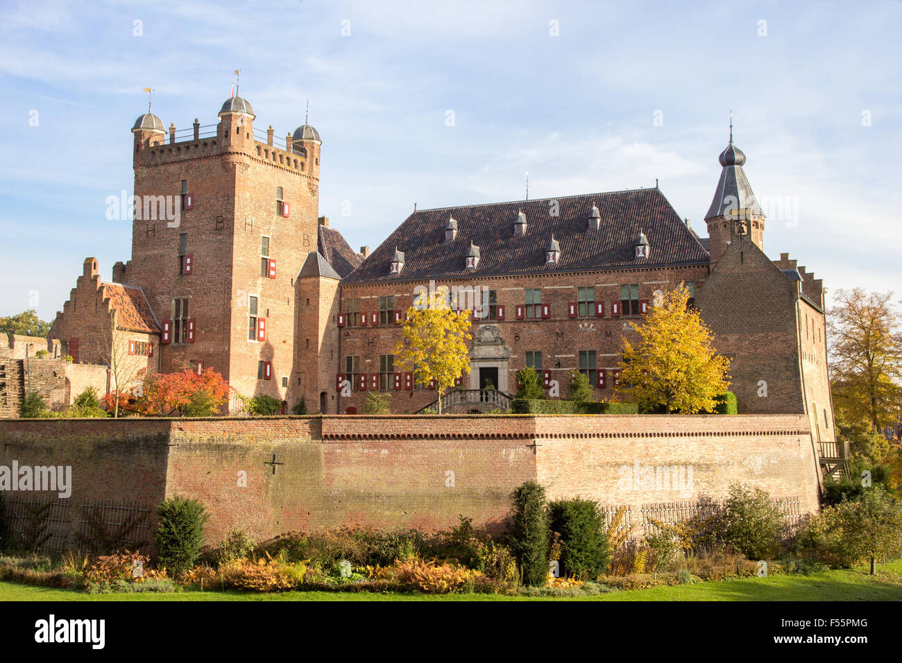 Huis Bergh castillo en un soleado día de otoño. 'S-Heerenbergh, Países Bajos Foto de stock