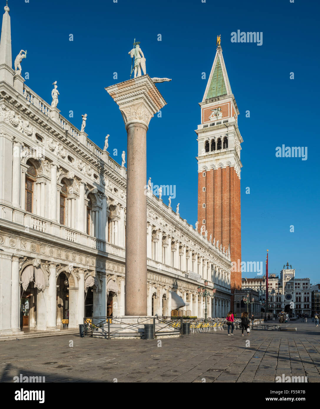 La Piazzetta San Marco con biblioteca y columna, el Campanile de San Marcos detrás, San Marco, Venecia, Venezia, Veneto, Italia Foto de stock