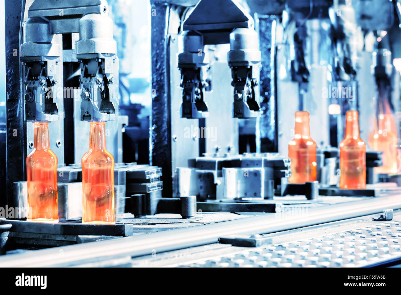 Proceso de fabricación de botellas en la fábrica de vidrio Fotografía de  stock - Alamy