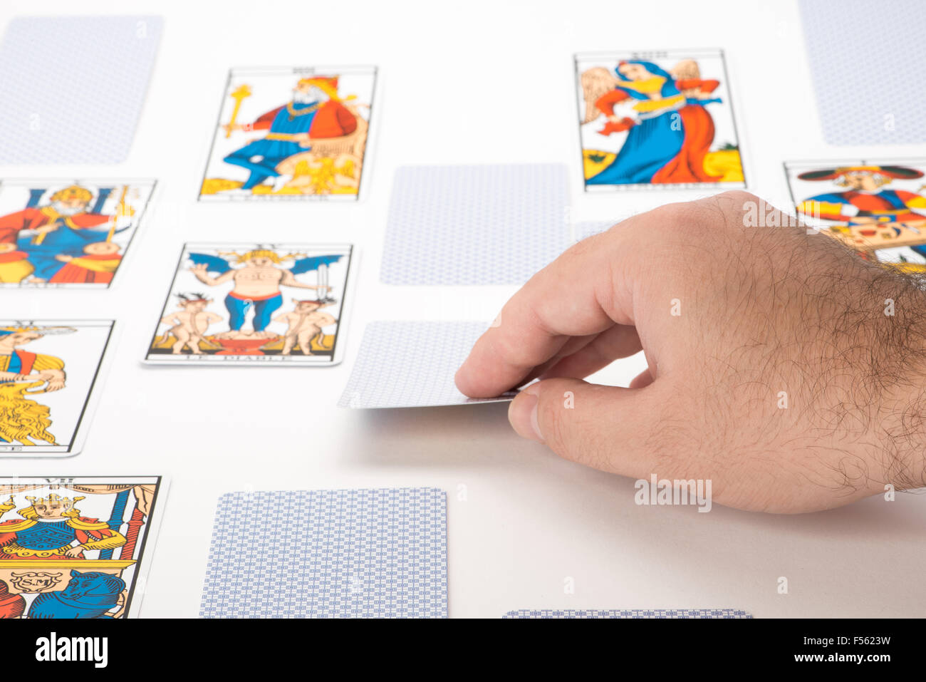Sacar cartas del tarot sobre fondo blanco Fotografía de stock - Alamy