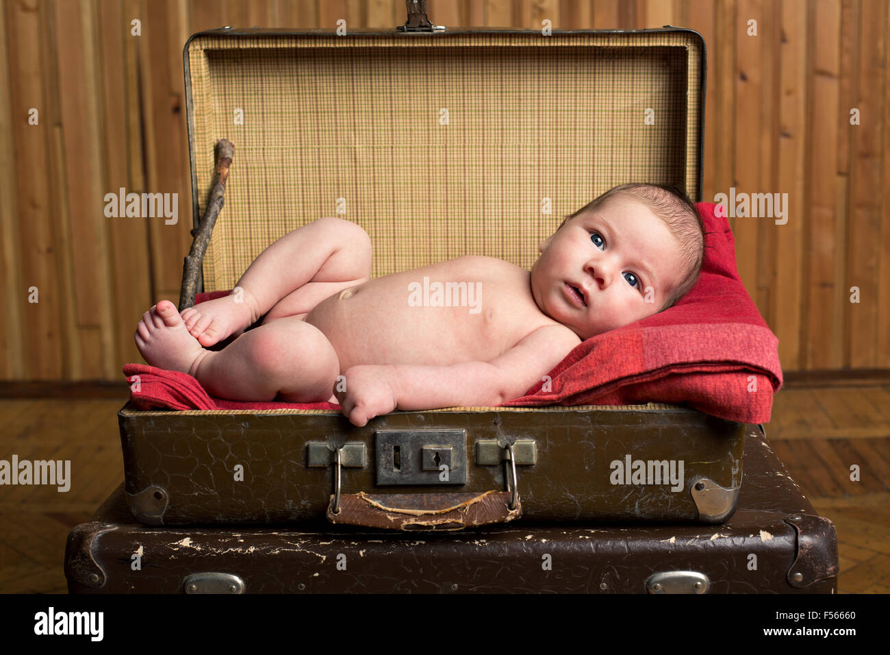 Pequeño bebé recién nacido recostado en una maleta de viaje o concepto de  fotografía Fotografía de stock - Alamy