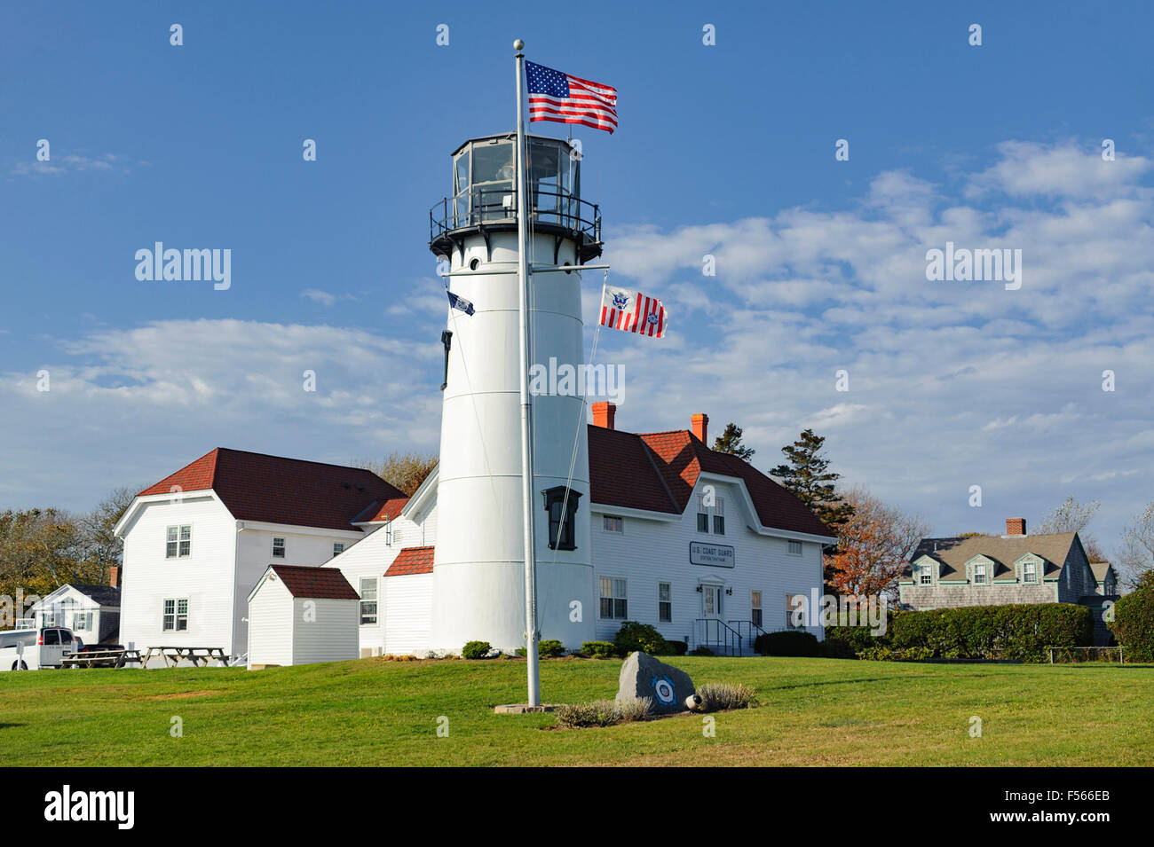 El Chatham Lighthouse en Chatham, Massachusetts. Este faro de Cape Cod es un hito histórico, administrado por el Servicio de Guardacostas de los Estados Unidos USCG Foto de stock