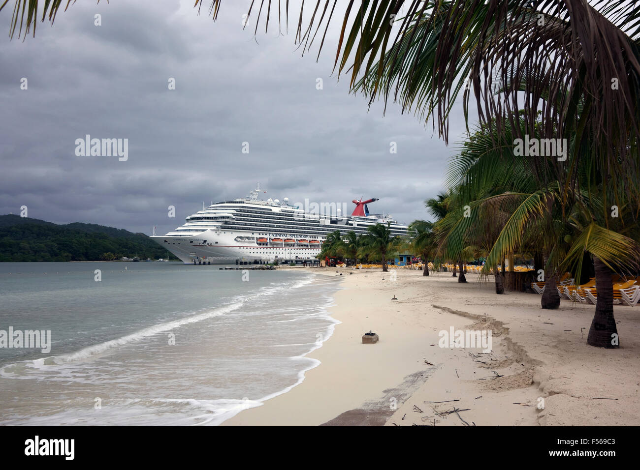 Carnival Cruise Ship, Playa de caoba, Roatán, Honduras Foto de stock