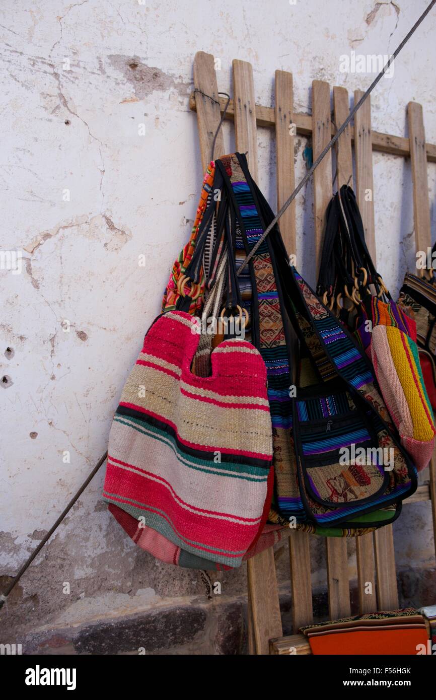 Bolsas coloridas típicas en el pueblo de Humahuaca, en el norte de  Argentina Fotografía de stock - Alamy