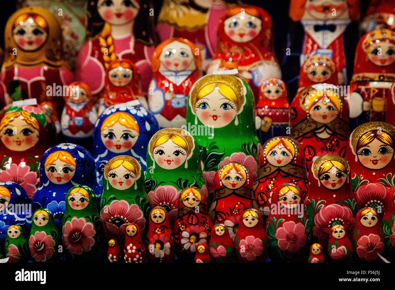 Muñecas rusas del té fotografías e imágenes de alta resolución - Alamy