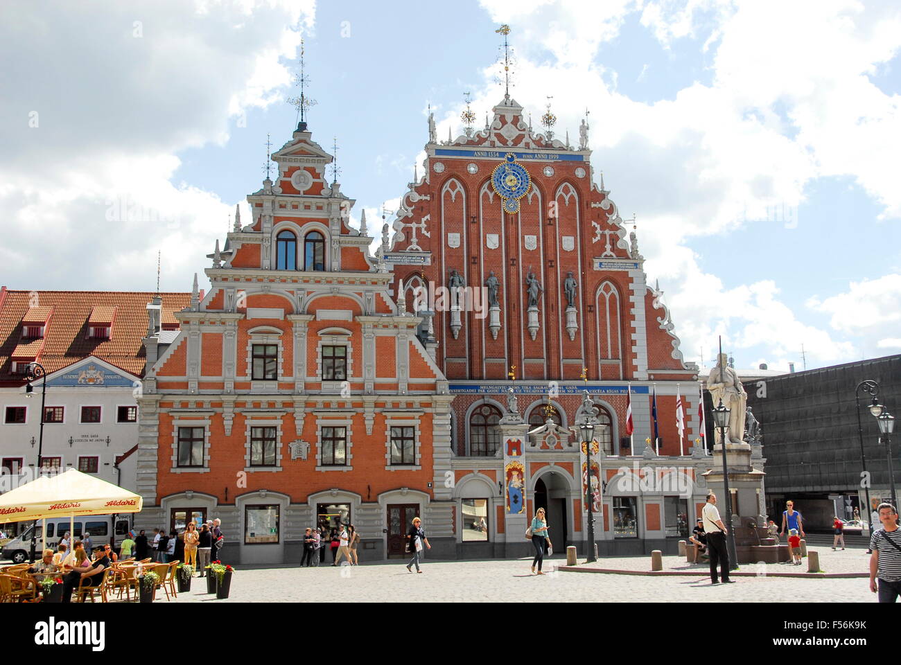 La Casa de la hermandad de los comedones en la Plaza del Ayuntamiento de Riga, en Letonia Foto de stock