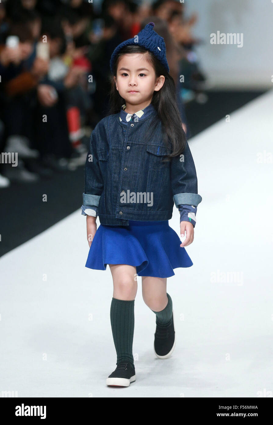 Beijing, China. 28 Oct, 2015. Un niño modelo presenta una creación diseñada  por Li Lieqing en el M.América colección de ropa para niños durante la  Semana de la moda de China en