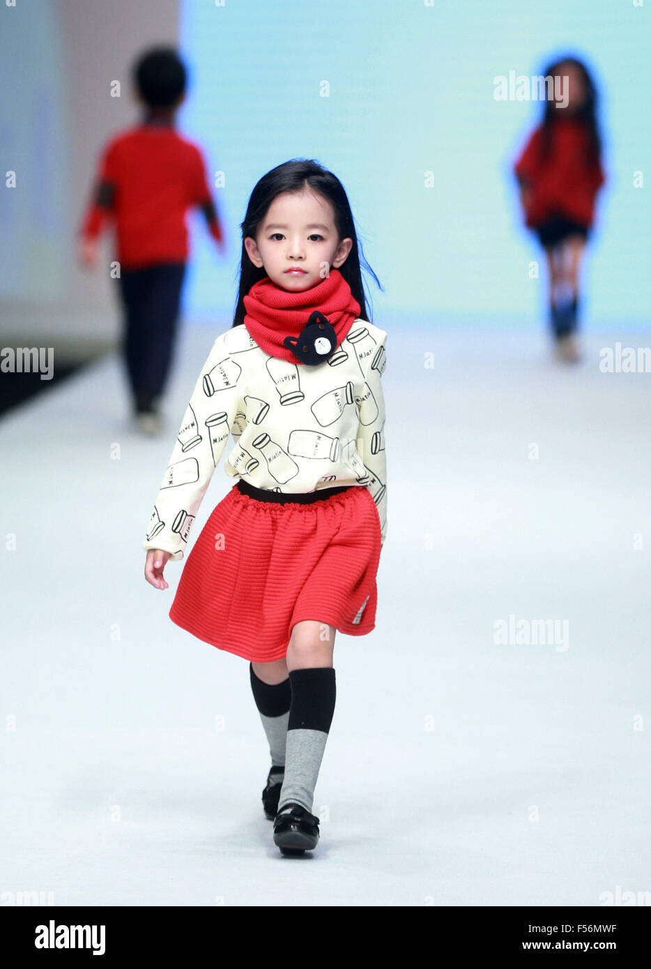 Beijing, China. 28 Oct, 2015. Un niño modelo presenta una creación diseñada  por Li Lieqing en el M.América colección de ropa para niños durante la  Semana de la moda de China en