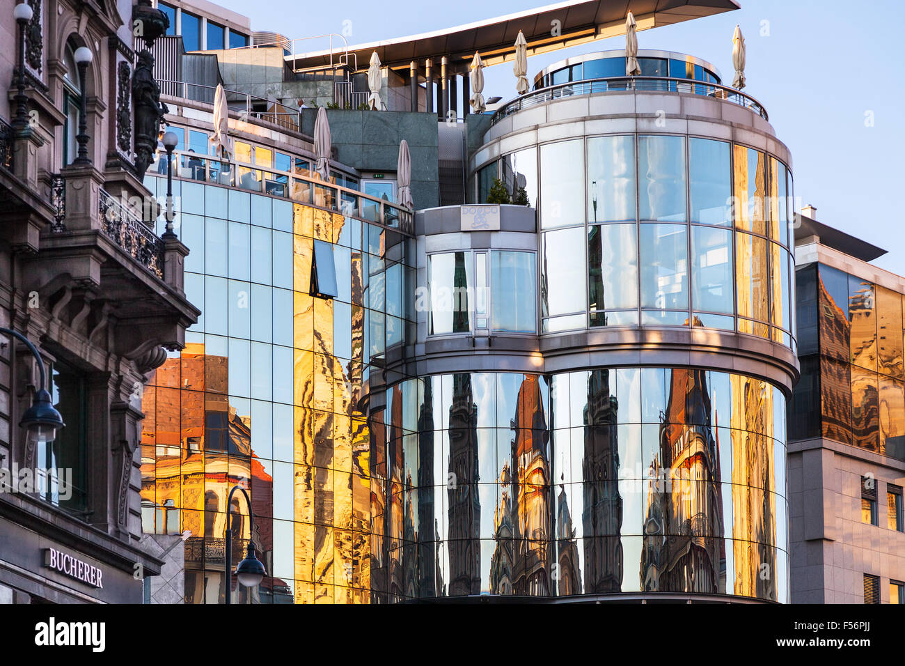 Viena, Austria - Septiembre 28, 2015: la reflexión de san Esteban en la pared de la casa Haas en Stephansplatz en Viena. Haas- Foto de stock