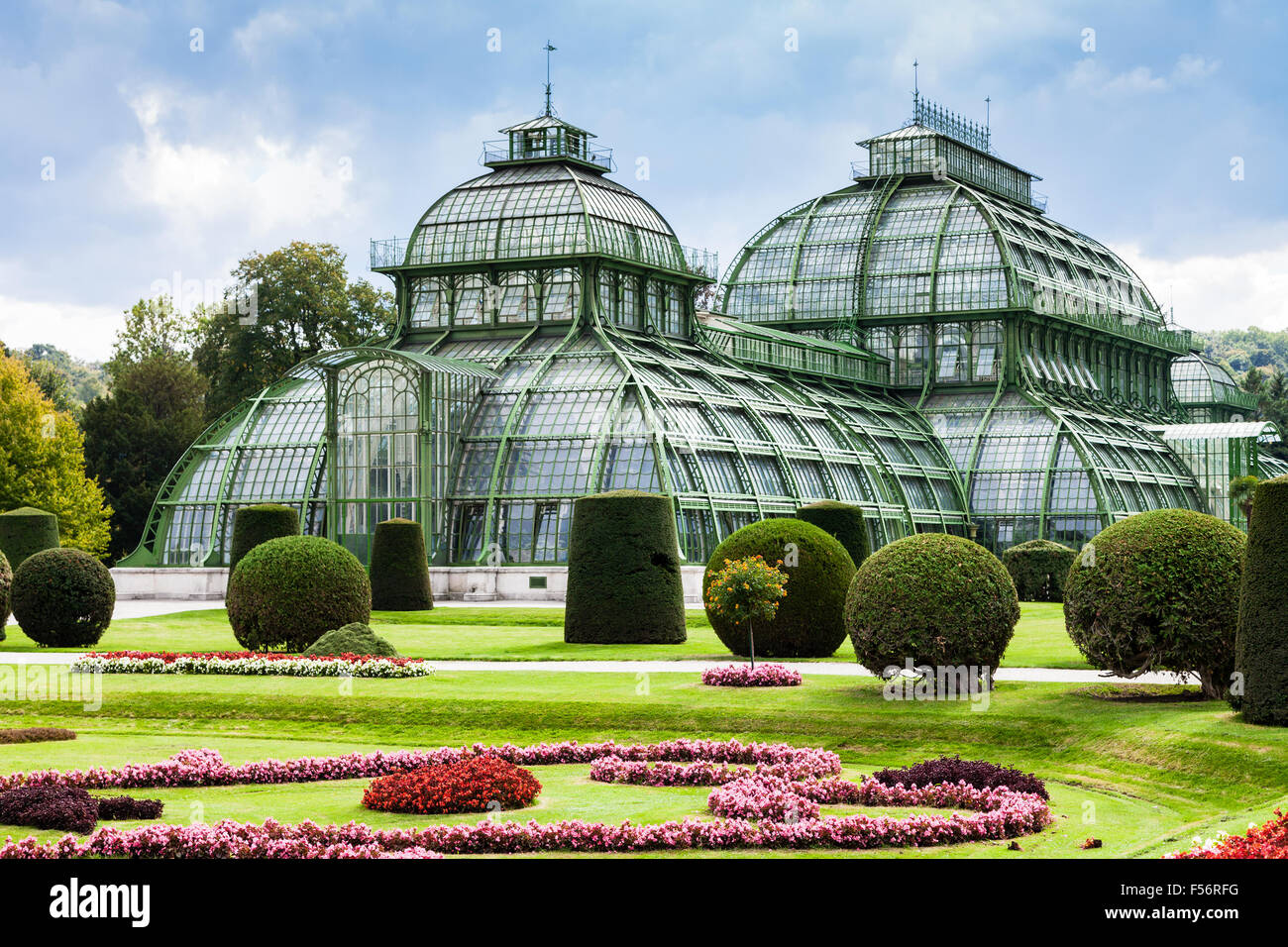 Viajar a la ciudad de Viena - la Casa de las palmeras, un gran invernadero en el jardín del palacio Schloss Schonbrunn, Viena, Austria Foto de stock