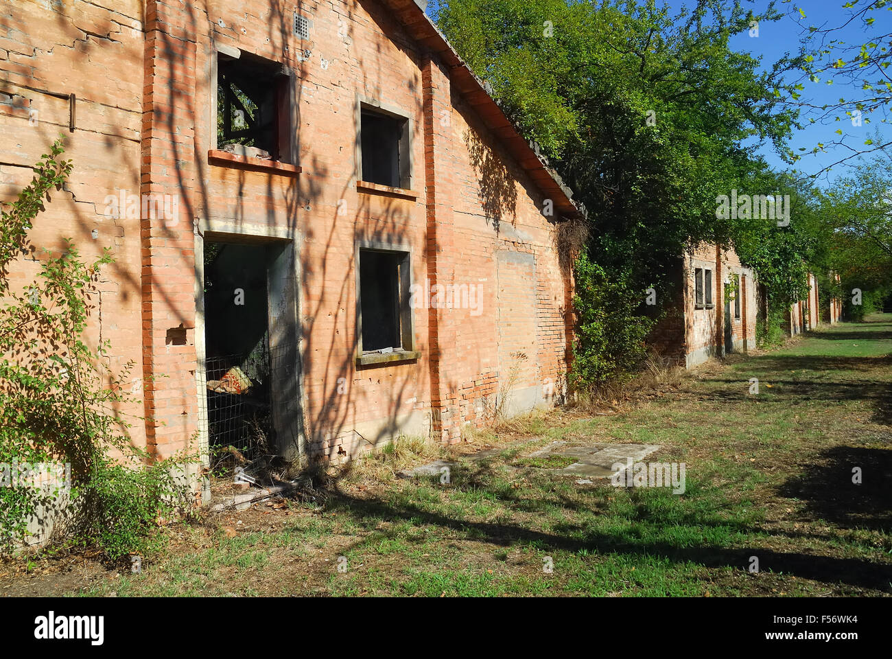 Campo di Fossoli (campo de concentración de Fossoli), el cuartel de  prisioneros. Fossoli fue un campo de deportación en Italia durante la Segunda  Guerra Mundial Comenzó como un campo de prisioneros de