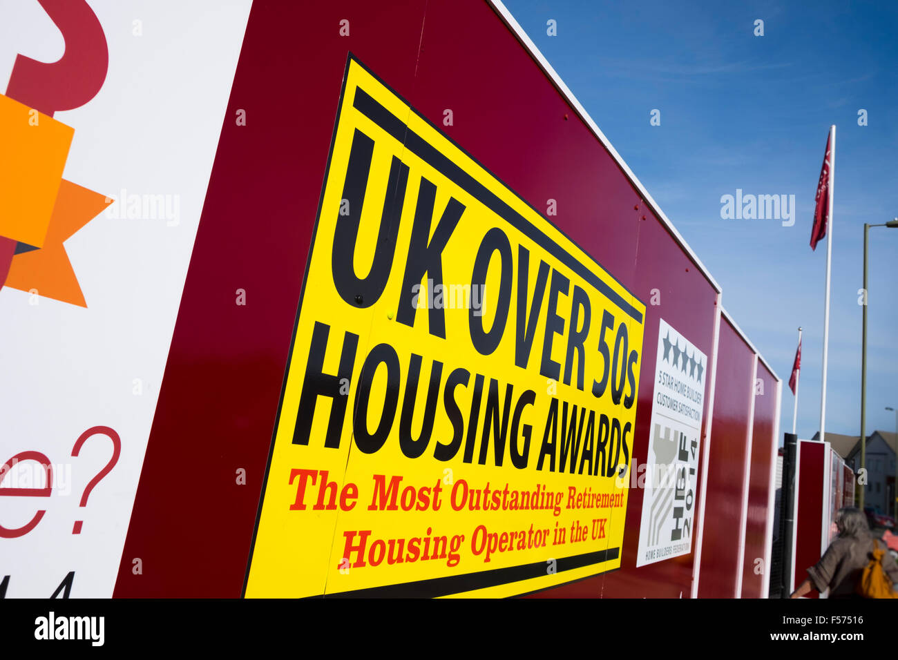 Valla publicitaria que promueve el Reino Unido más de 50 premios en el nuevo desarrollo de vivienda Foto de stock