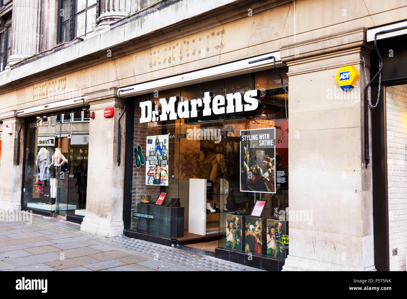 Dr. Martens tienda de zapatos tienda de zapatos nombre sign edificio  fachada exterior en el centro de la ciudad de Nottingham UK Inglaterra  Nottinghamshire Fotografía de stock - Alamy