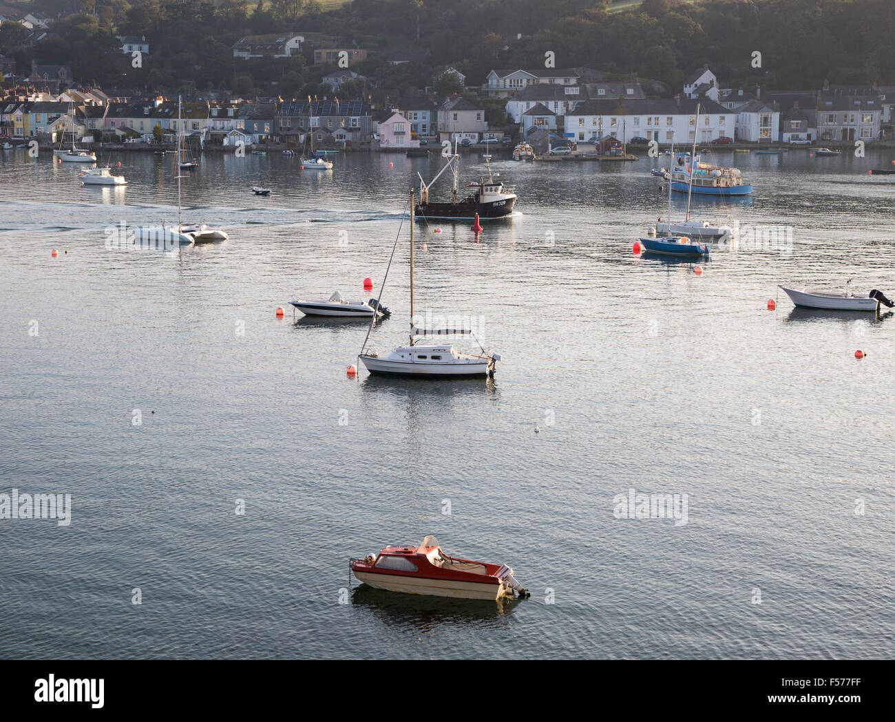 Barco de pesca pasando por yates de atracaderos en Río Fal, rubefacción, Cornwall, Inglaterra, Reino Unido. Foto de stock