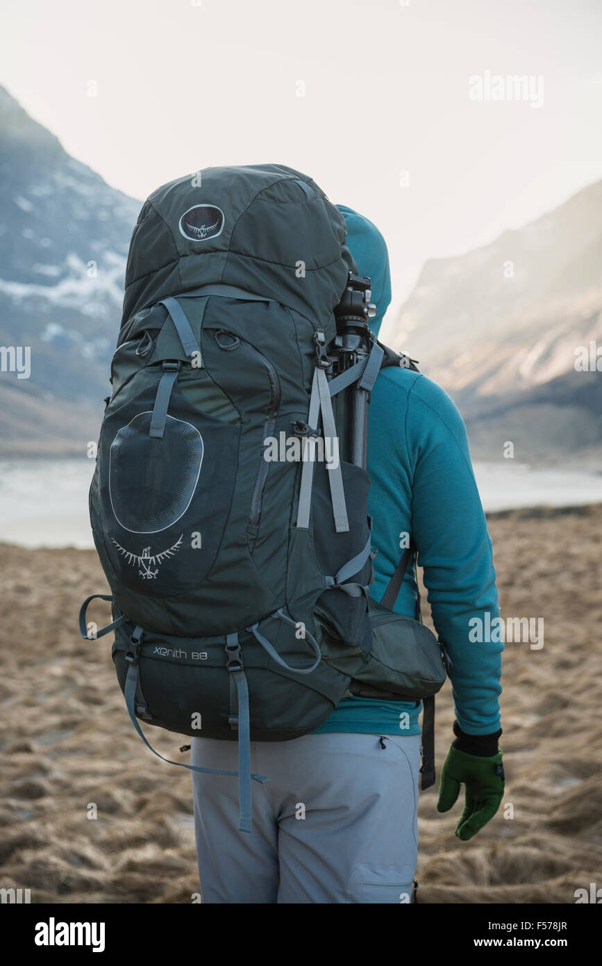 Llevar mochila mochilero caminante macho mirando en la distancia a lo largo  de paisajes de montaña Fotografía de stock - Alamy