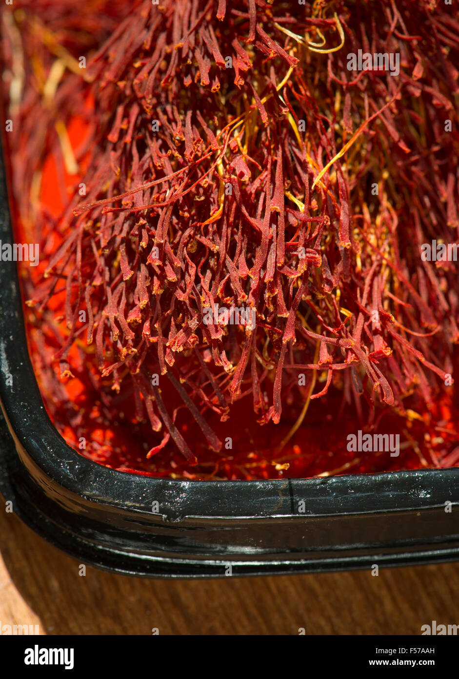El azafrán en una caja de laca roja. Cerca de especias. Concepto culinario de la cocción. Foto de stock