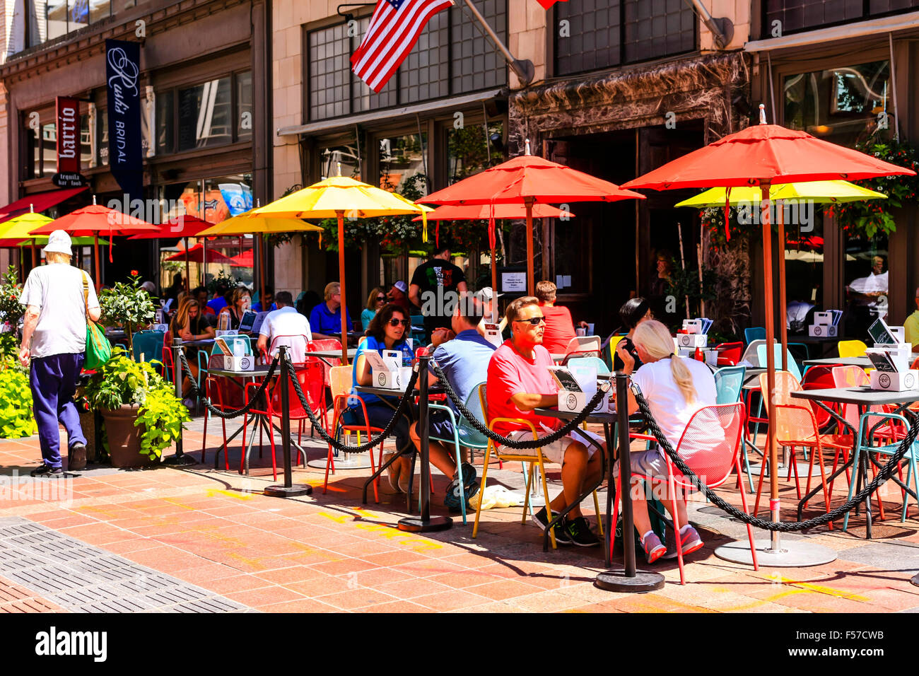 Las personas comer al aire libre en los meses de verano en Nicolet Mall en Minneapolis, MN Foto de stock