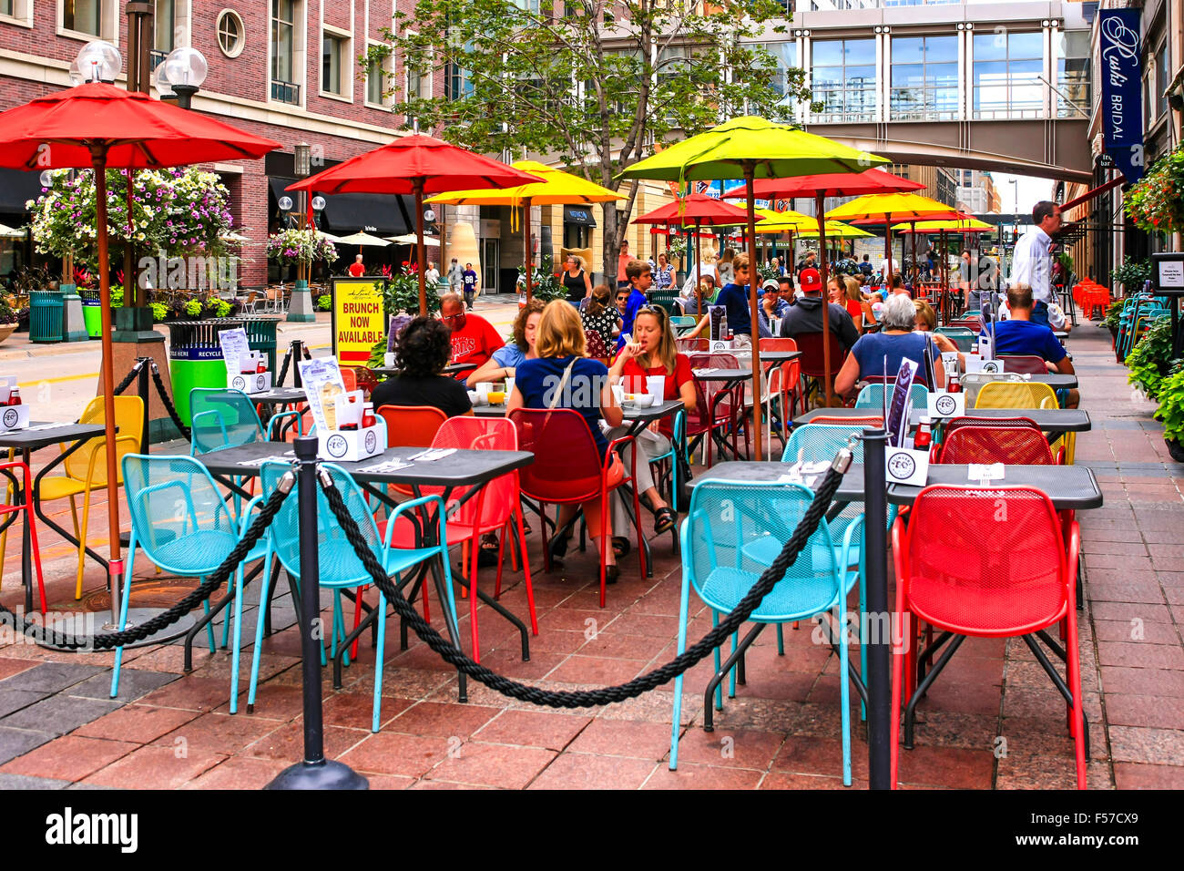 Las personas comer al aire libre en los meses de verano en Nicolet Mall en Minneapolis, MN Foto de stock