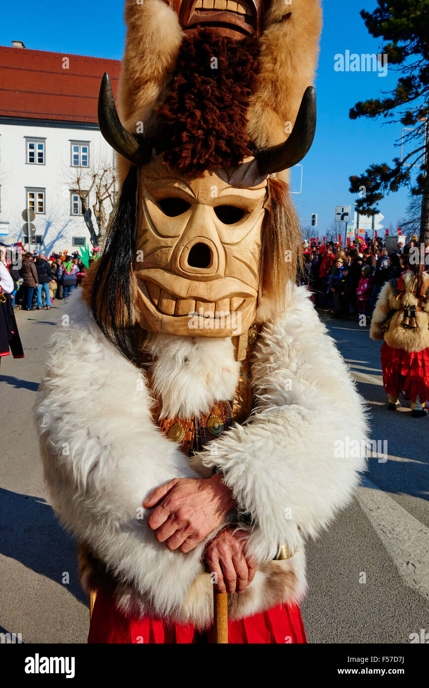 Bulgaria, Pernik Región Dolna Sekirna town, el día de carnaval, Kukeri  procesión, bestias feroces con abrigos de pieles y plumas de un Fotografía  de stock - Alamy