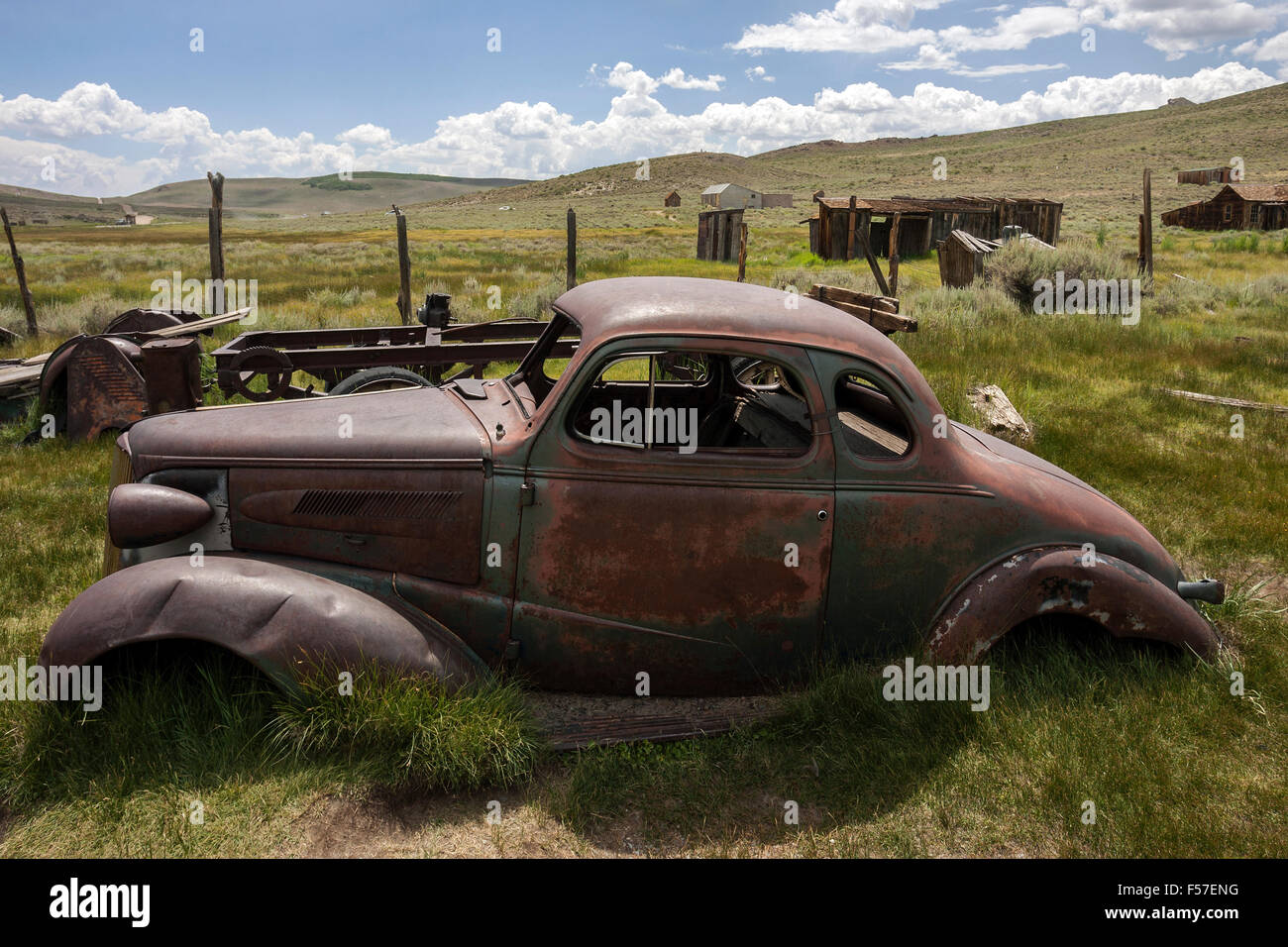 Oxidado viejo coche construido en los años 30s, la Ciudad Fantasma, antigua ciudad minera de oro, Bodie State Historic Park, Bodí, California, EE.UU. Foto de stock