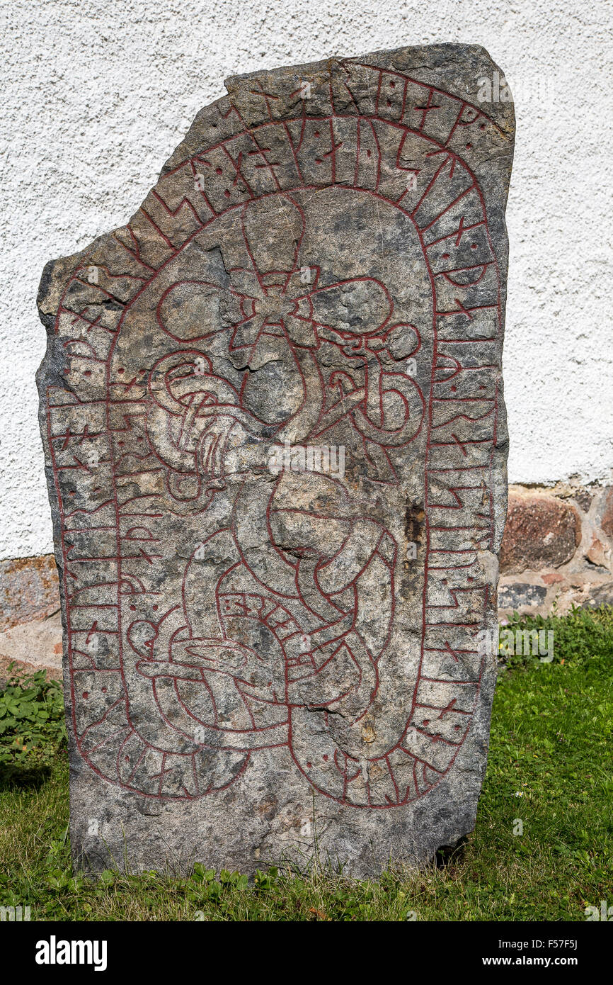 Runestone U Fv1953;266, Spånga kyrka, Uppland, Suecia. Foto de stock