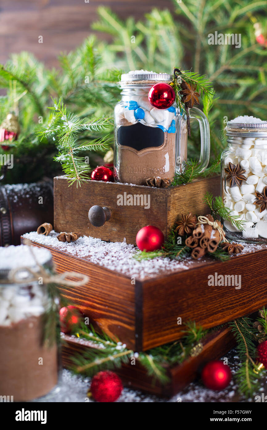 Árbol de navidad con adornos comestibles en caja. comida navideña, postre  de chocolate casero. ideas creativas de navidad. regalo de año nuevo o  regalo.