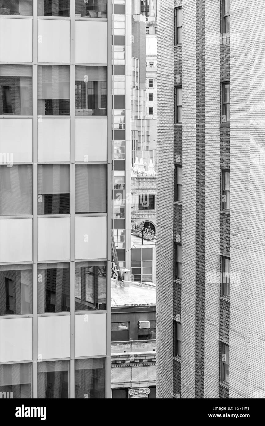 Fotografía en blanco y negro de modernos y antiguos edificios altos en la Ciudad de Nueva York, EE.UU.. Foto de stock