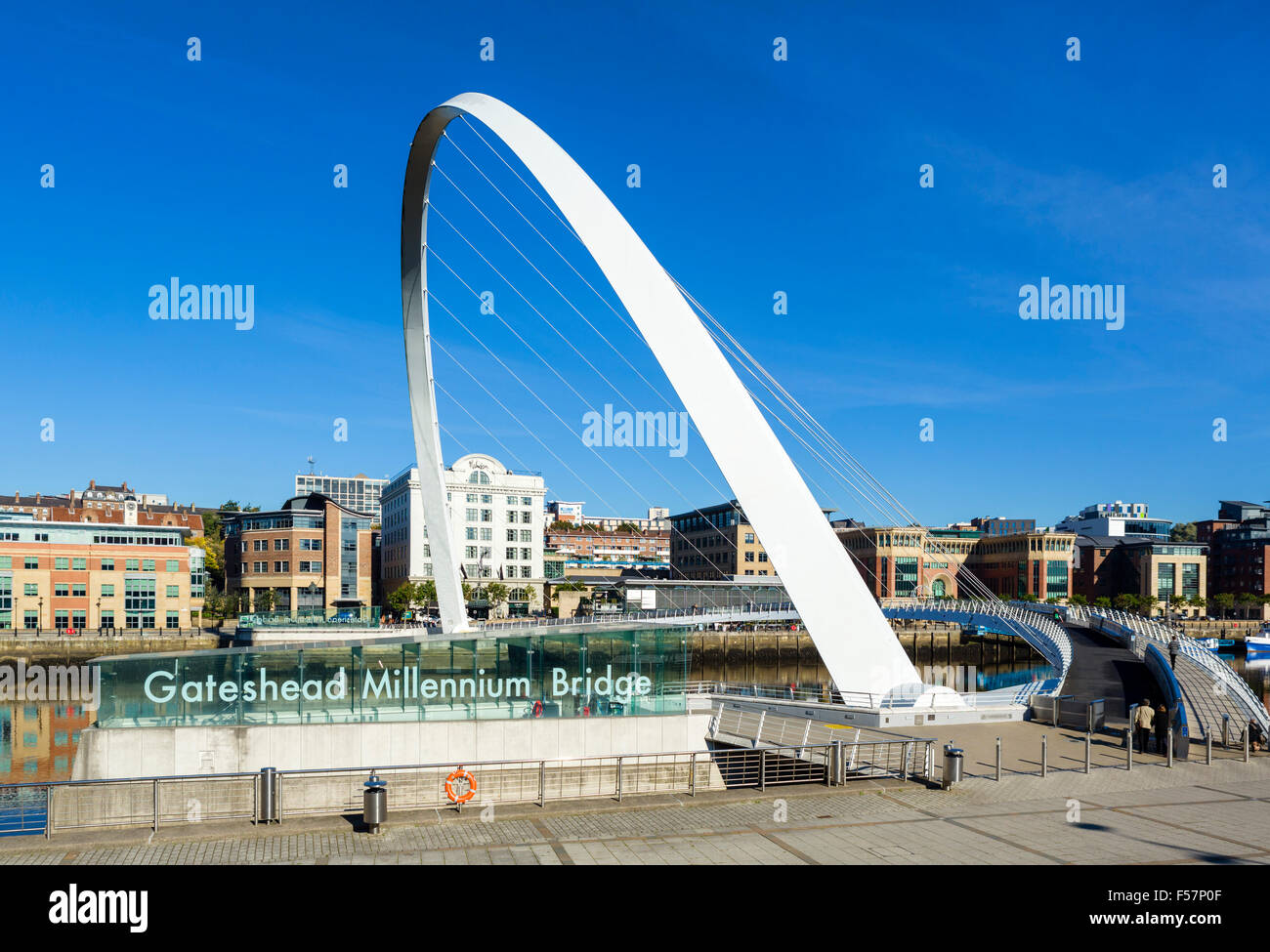 El Puente del milenio de Gateshead Gateshead Gateshead, Newcastle,/Tyne y desgaste, UK Foto de stock