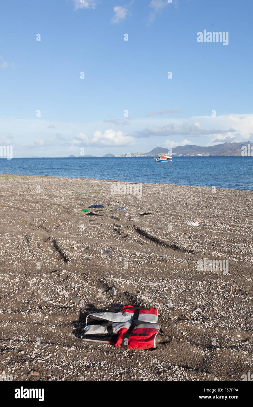 Chalecos salvavidas dejados por los migrantes y refugiados en la playa en la isla de Kos en Grecia. Foto de stock