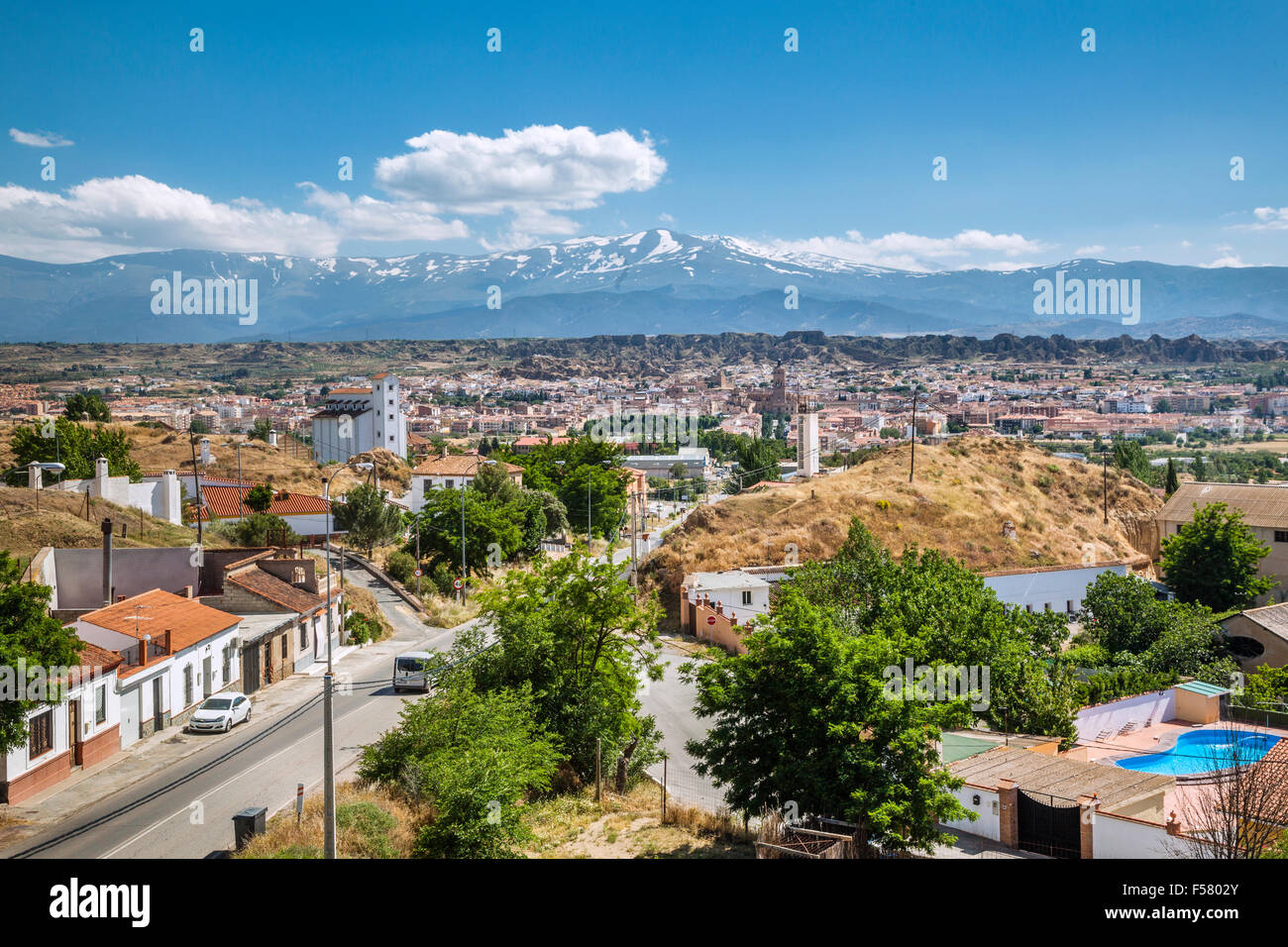 España, Andalucía, provincia de Granada, Guadix, vista de Guadix y Sierra Nevada del Barrio de Santiago. Foto de stock