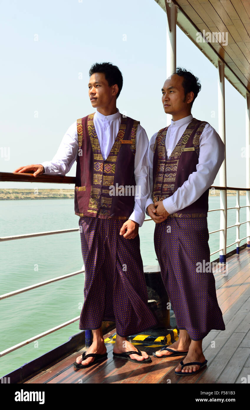 Dos camareros en birmano 'RV Paukan 2007 ' un tradicional barco crucero por el río Ayeyarwaddy,mirando hacia la orilla pasando la vida. Foto de stock