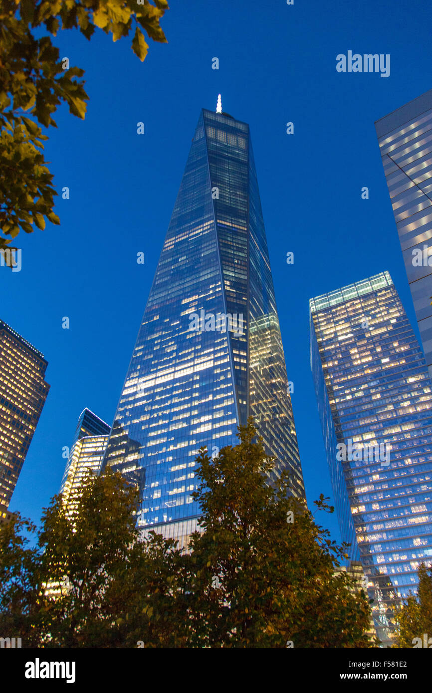 El One World Trade Center (torre de la Libertad) en la noche , Lower Manhattan, Ciudad de Nueva York, Estados Unidos de América. Foto de stock