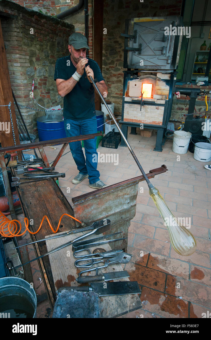 En el trabajo artesanal de vidrio (vidrio soplado) en Piegaro, pueblo medieval, Umbría. Foto de stock