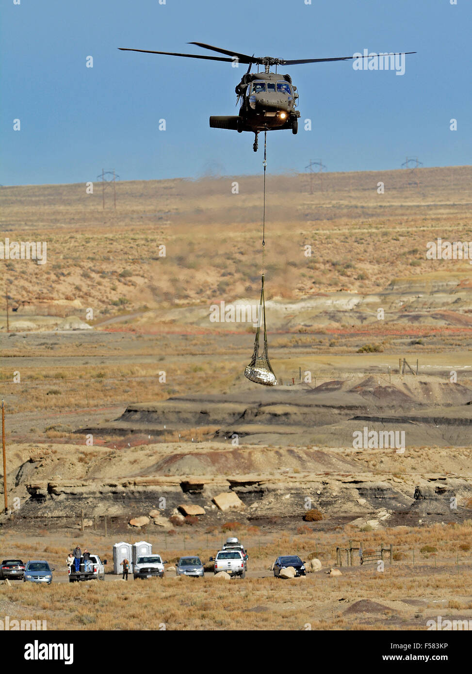Albuquerque Nm Usa 29 Oct 15 La Guardia Nacional De Nuevo Mexico Un Helicoptero Black Hawk Se Prepara Para Bajar Remans Esqueletico Del Primer Bebe Bisti Pentaceratops Desde El Area Silvestre En